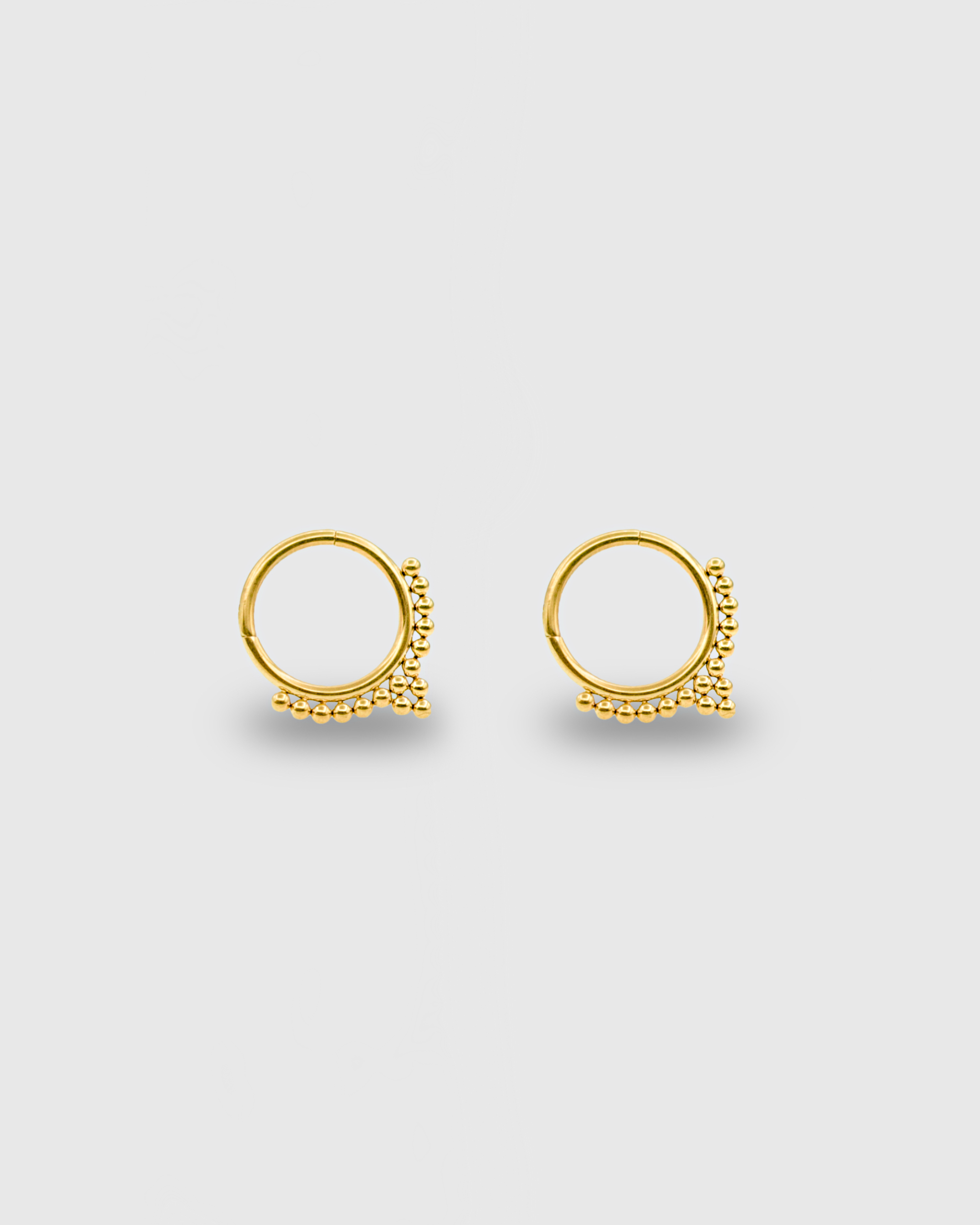 Aro oro 24k PVD con detalle de cuentas