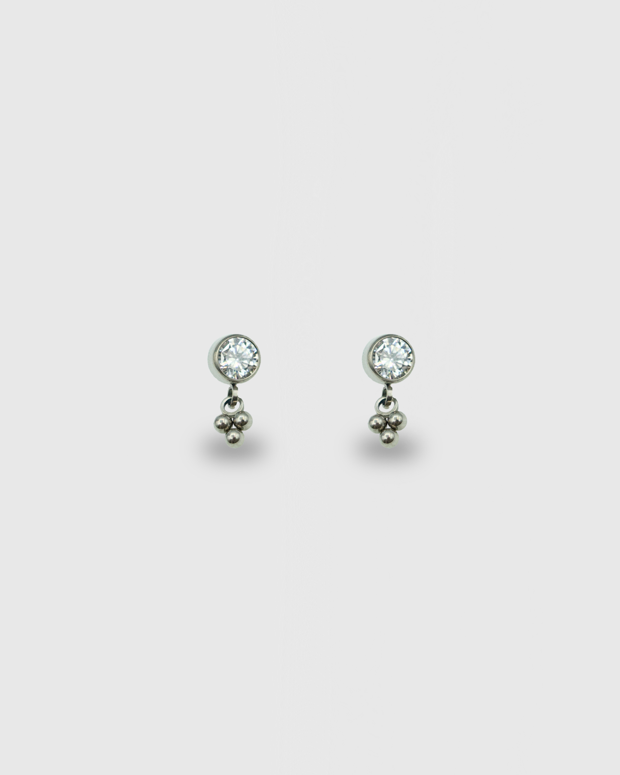 Piercing circonita con detalle de cuentas de titanio