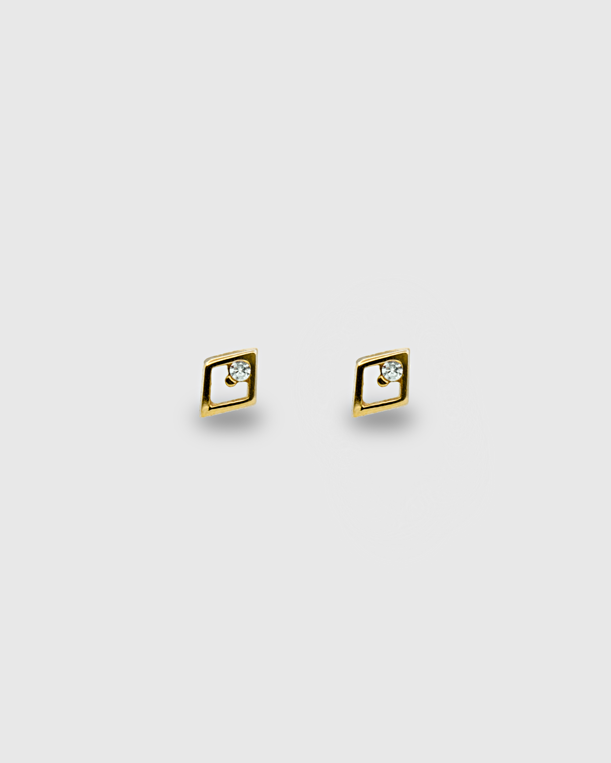 Piercing Rombo de oro sólido de 14k con circonita