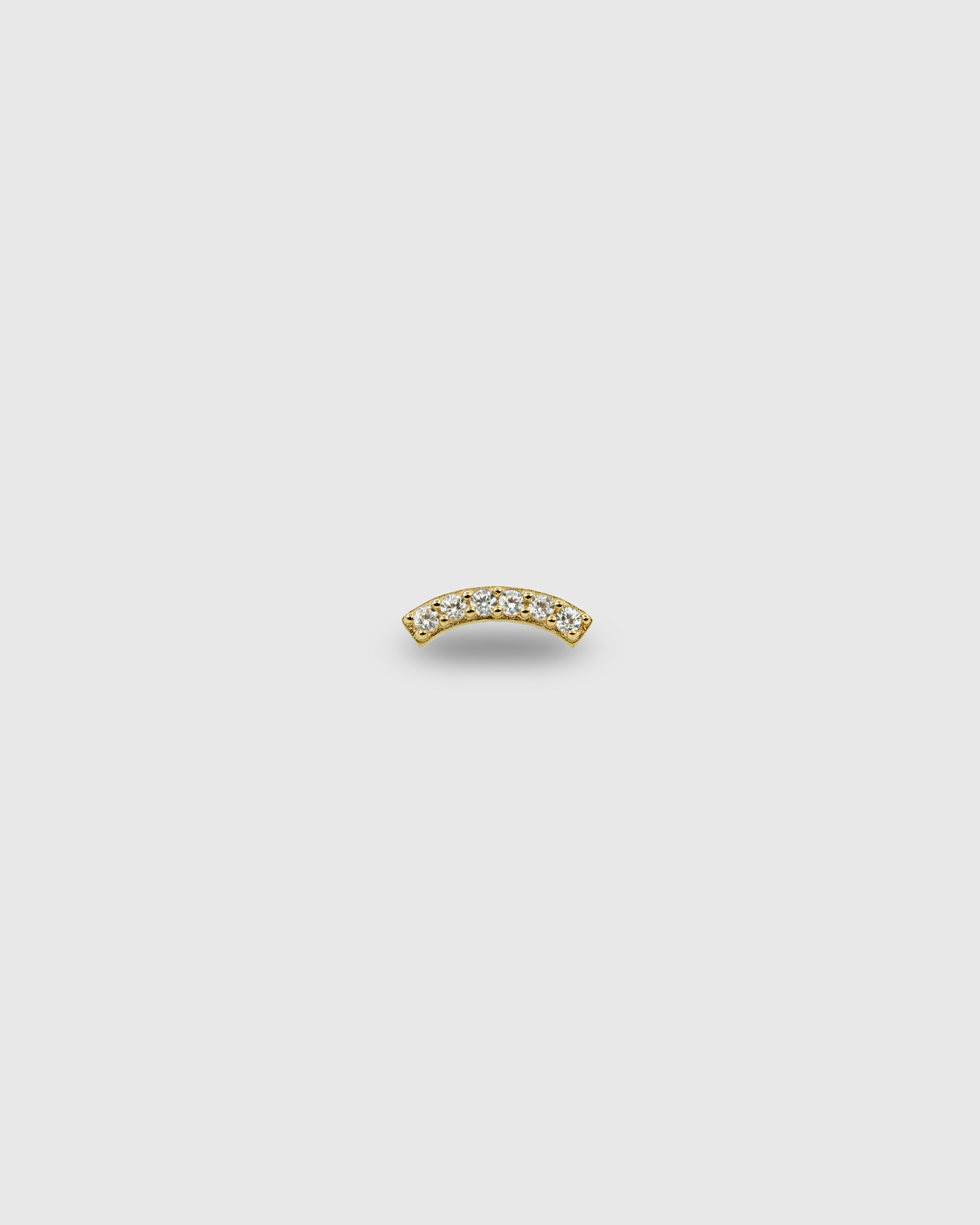 Pendiente curvo de oro sólido de 14k con circonitas