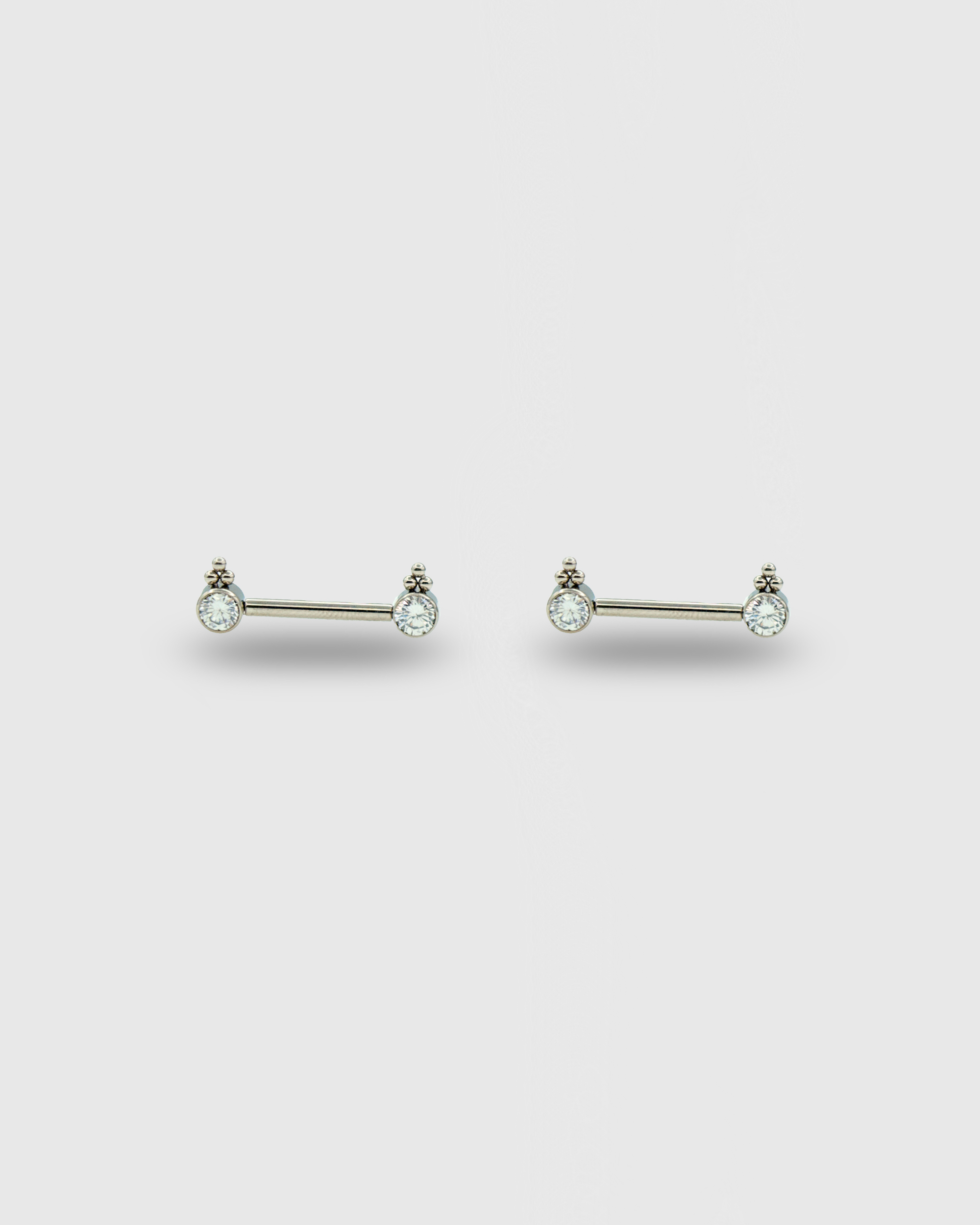 Piercing para pezón con circonitas y trío de cuentas