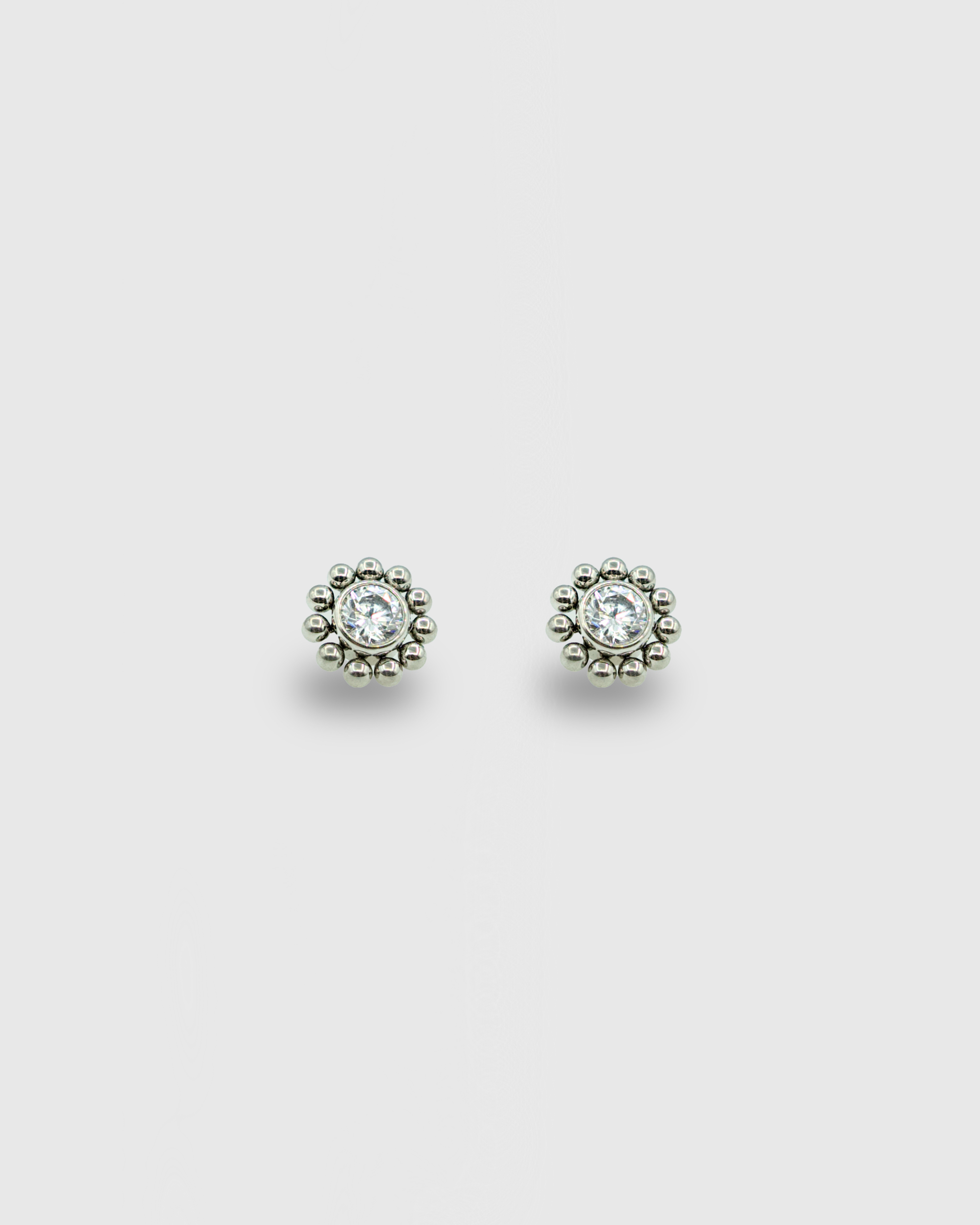 Piercing con circonita blanca y cuentas de titanio