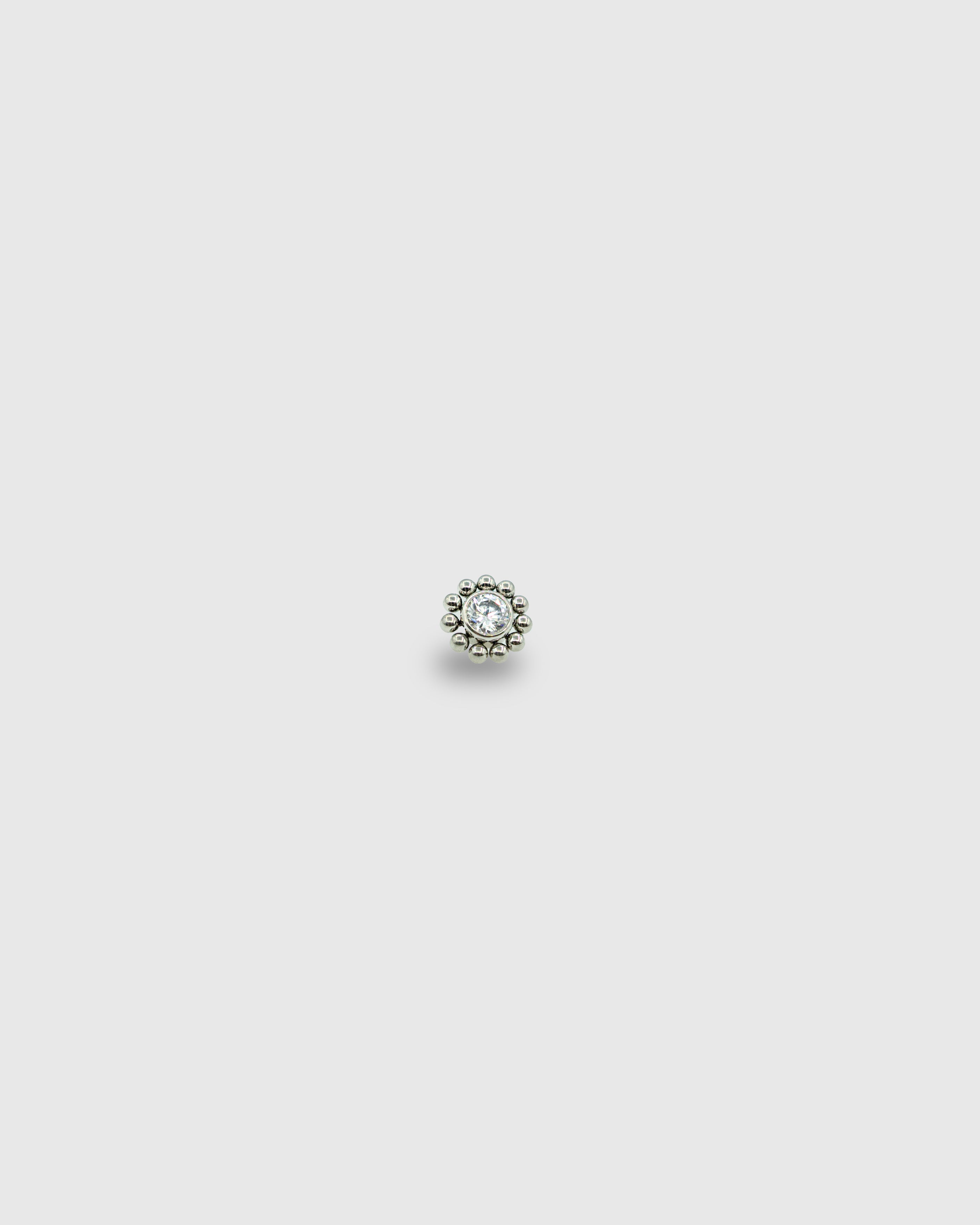 Piercing con circonita blanca y cuentas de titanio