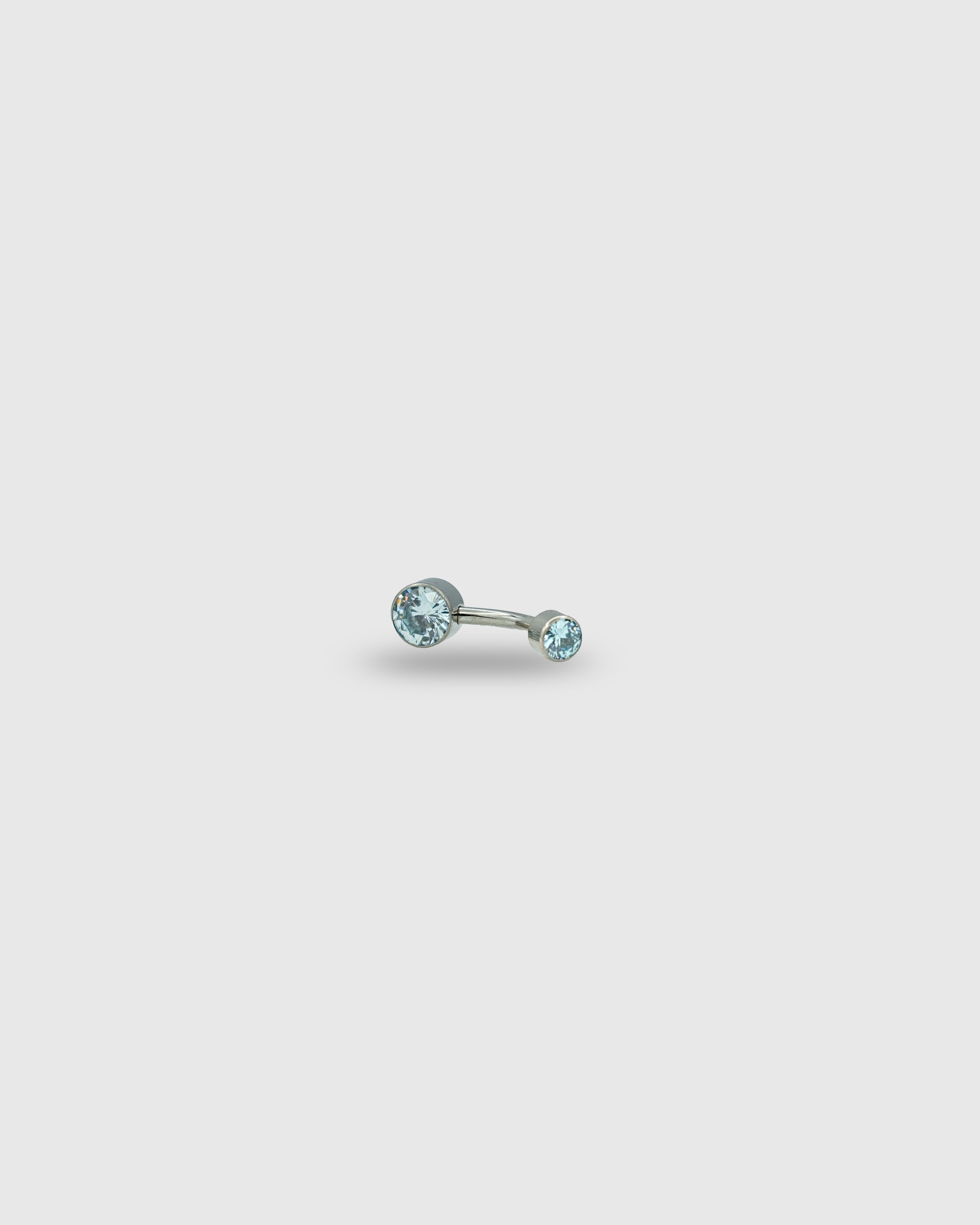 Piercing para ombligo de titanio con circonitas planas