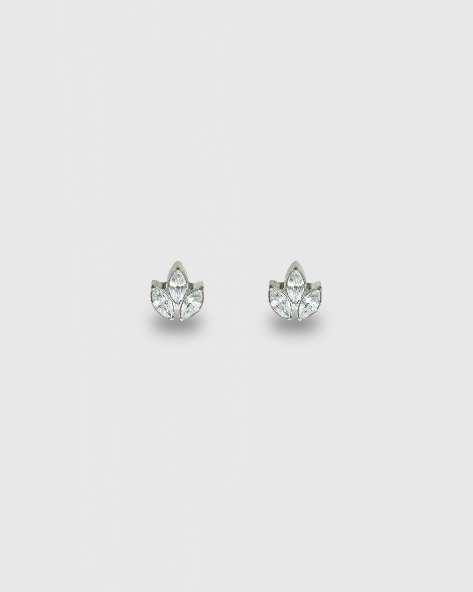 Piercing de titanio con tres circonitas