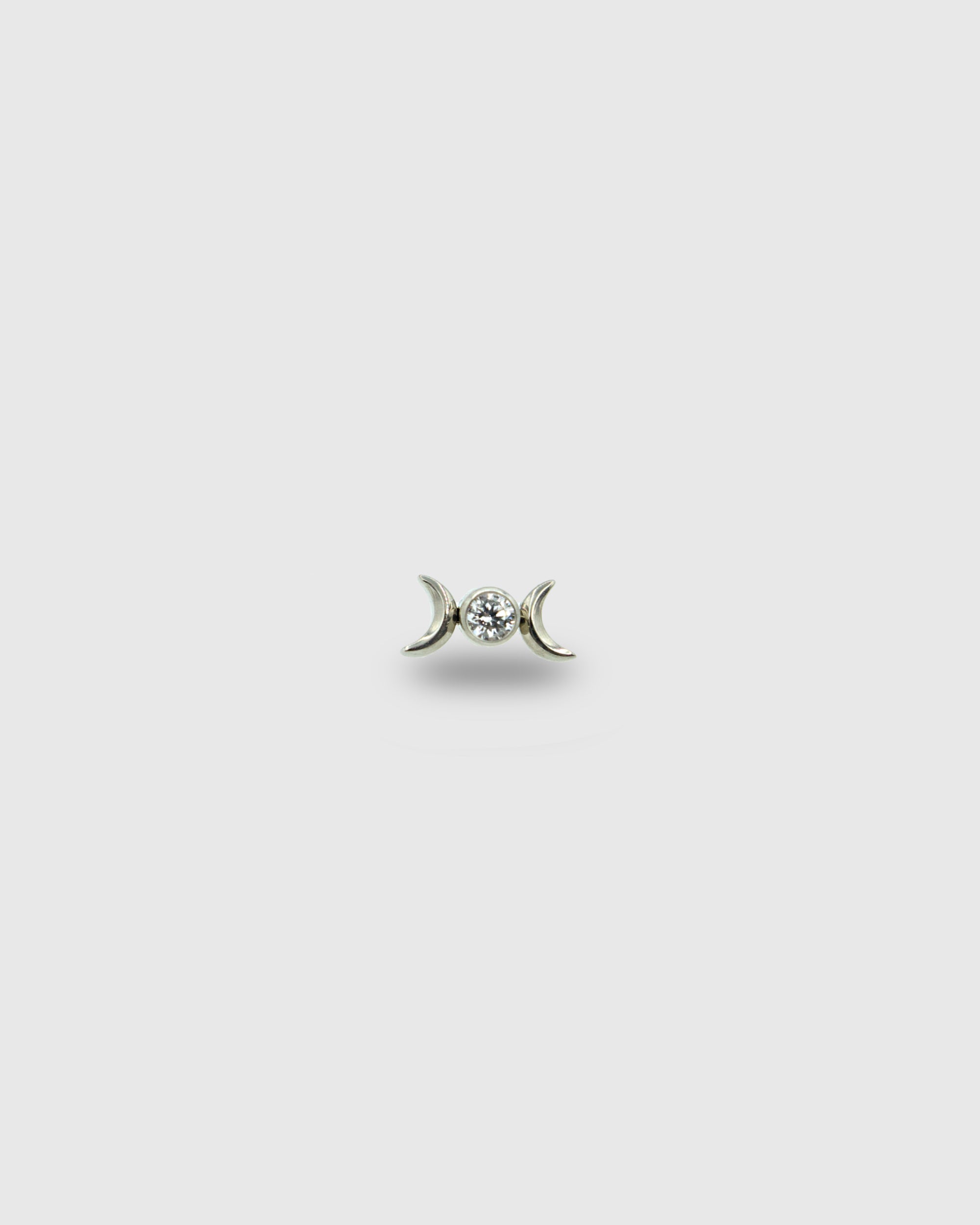 Piercing Fases Lunares de titanio con detalle de circonita