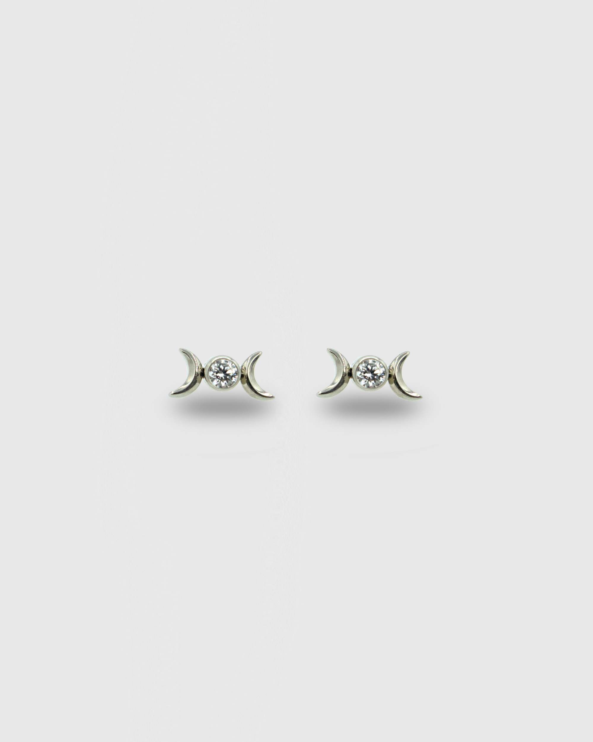 Piercing Fases Lunares de titanio con detalle de circonita