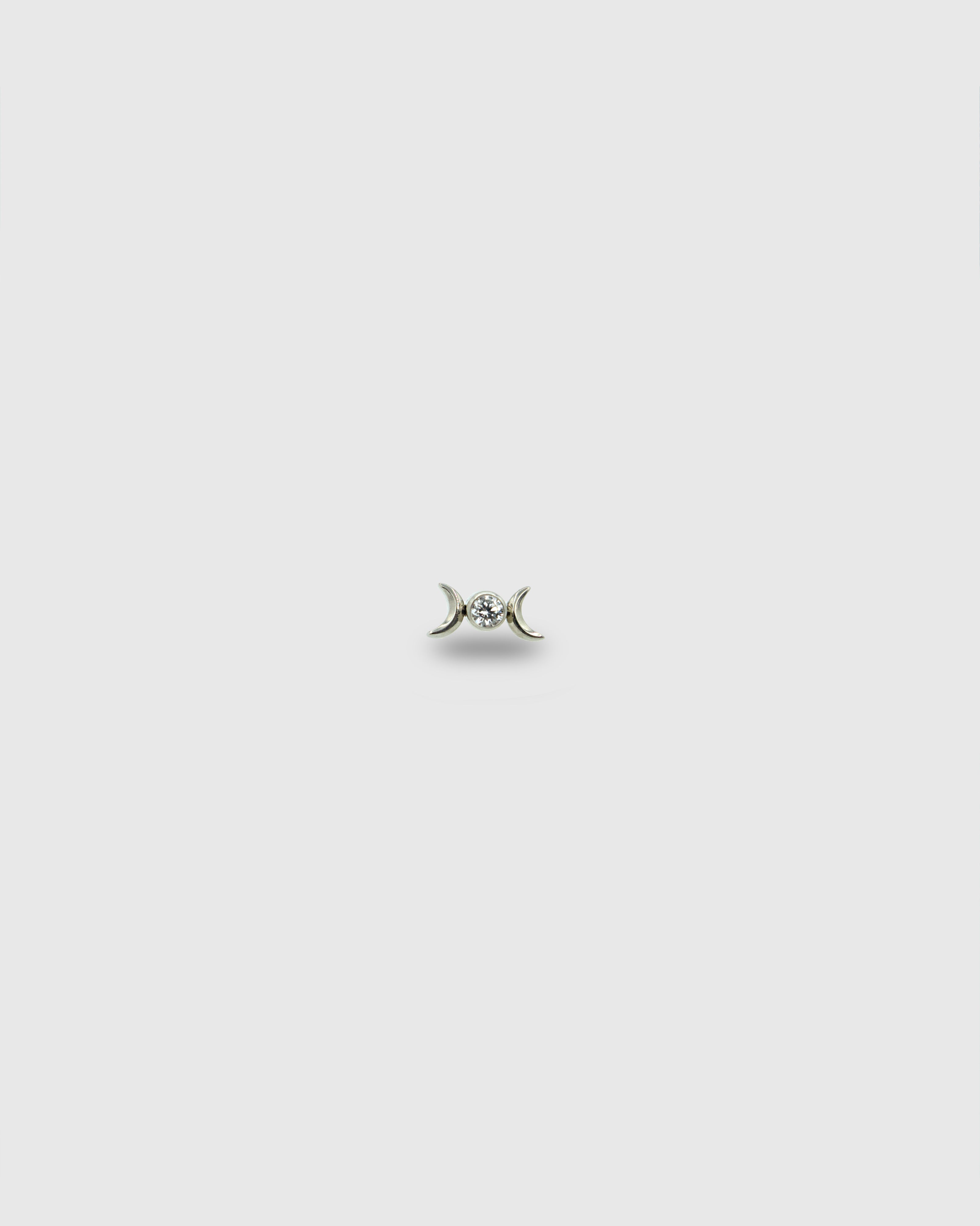 Piercing Fases Lunares de titanio con detalle de circonita