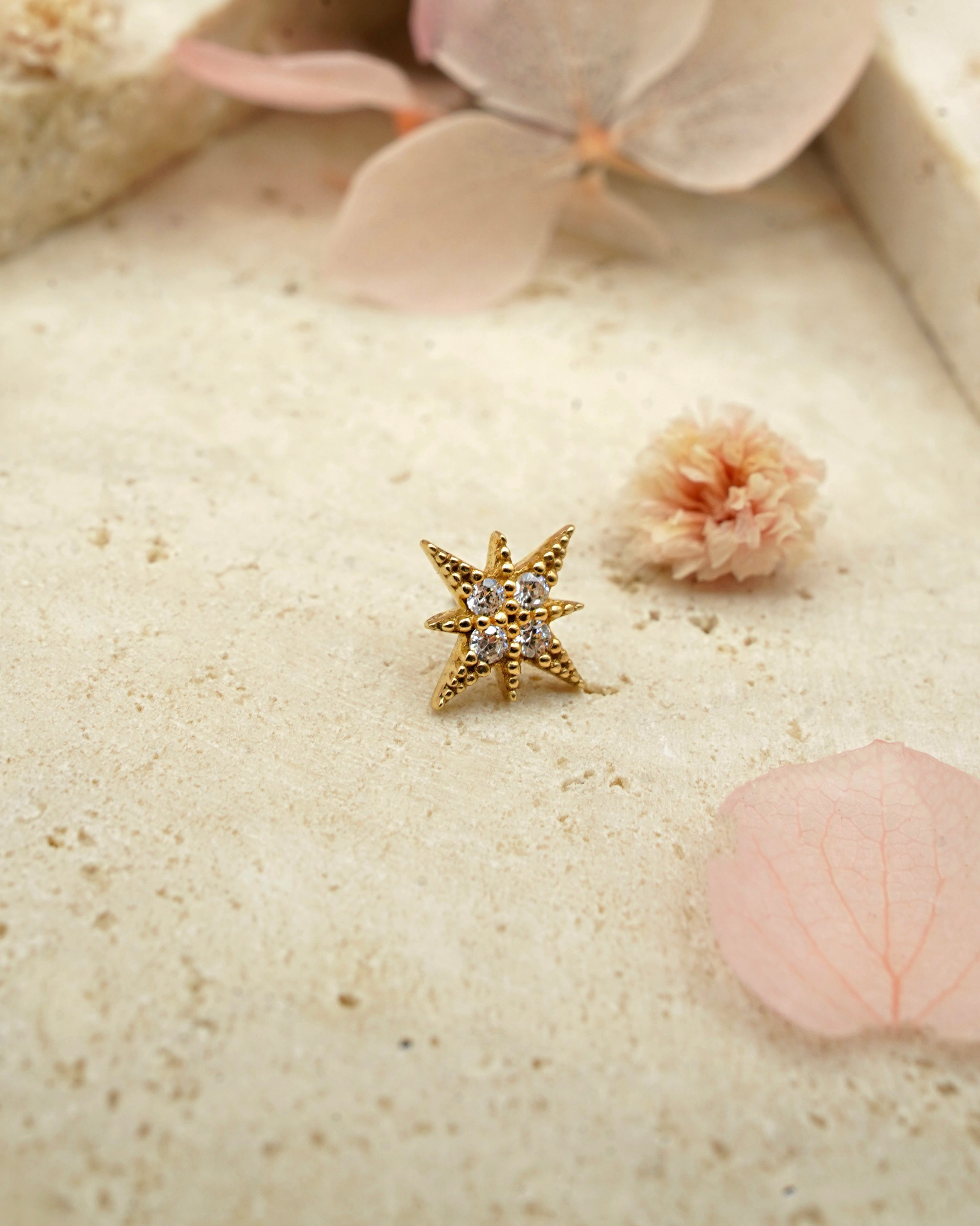 Pendiente Estrella de oro sólido 14k con circonitas