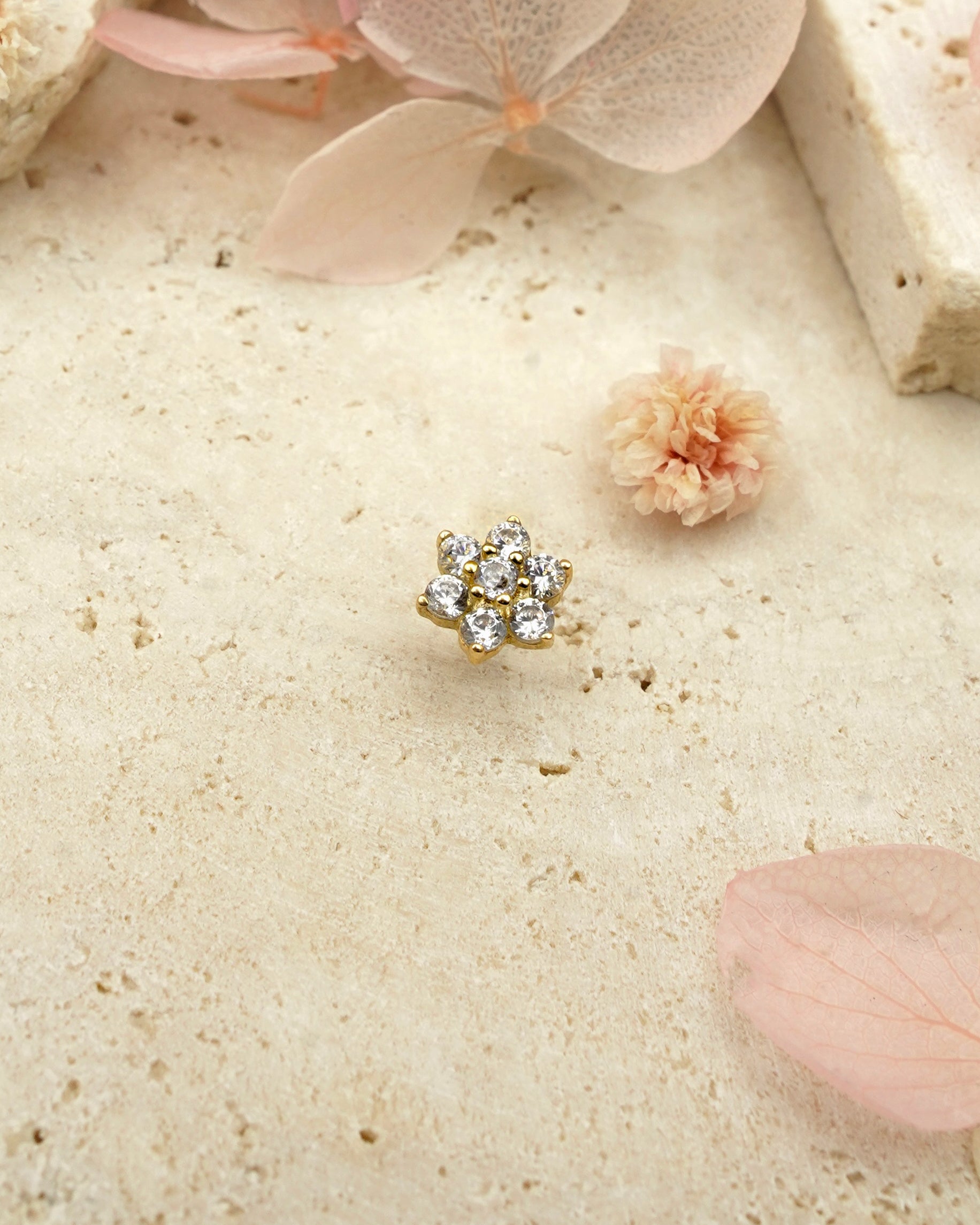 Pendiente flor de oro sólido de 14k con pétalos de circonitas