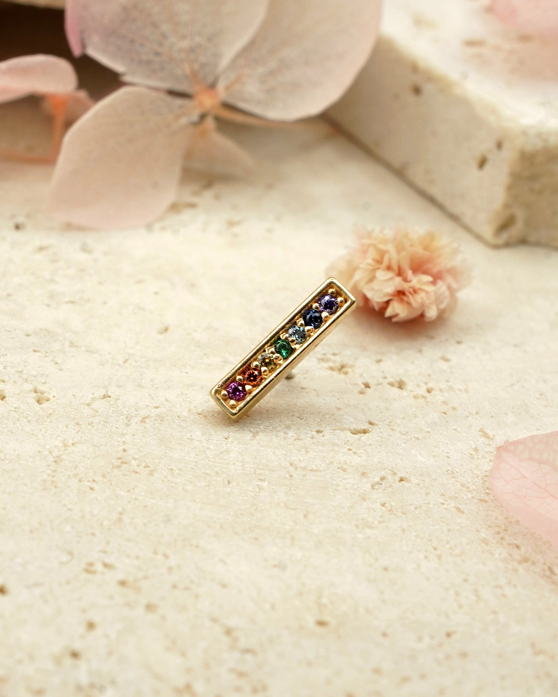Pendiente barra rectangular con circonitas arcoíris de oro sólido 14k