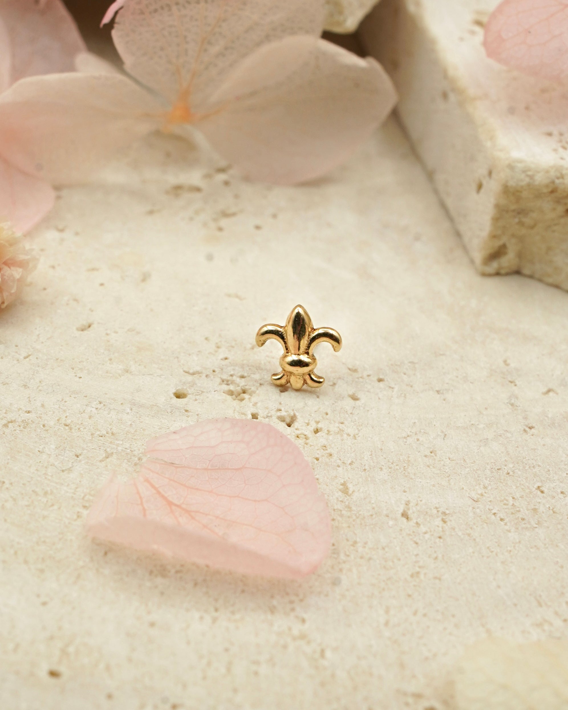 Flor de Lis de oro sólido de 14k