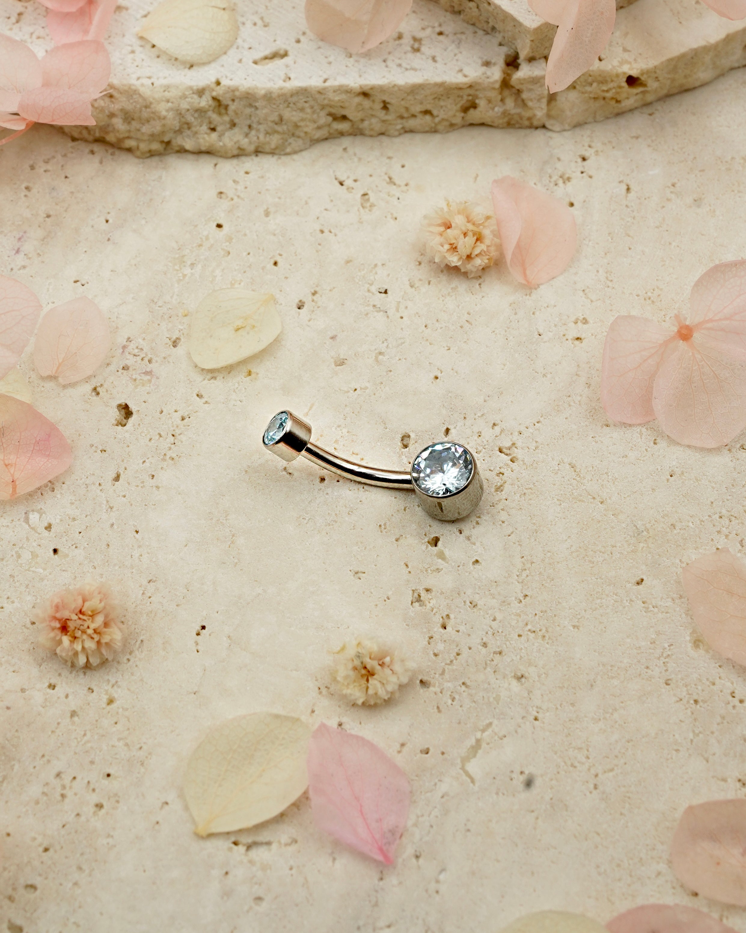 Titanium navel with flat zirconias