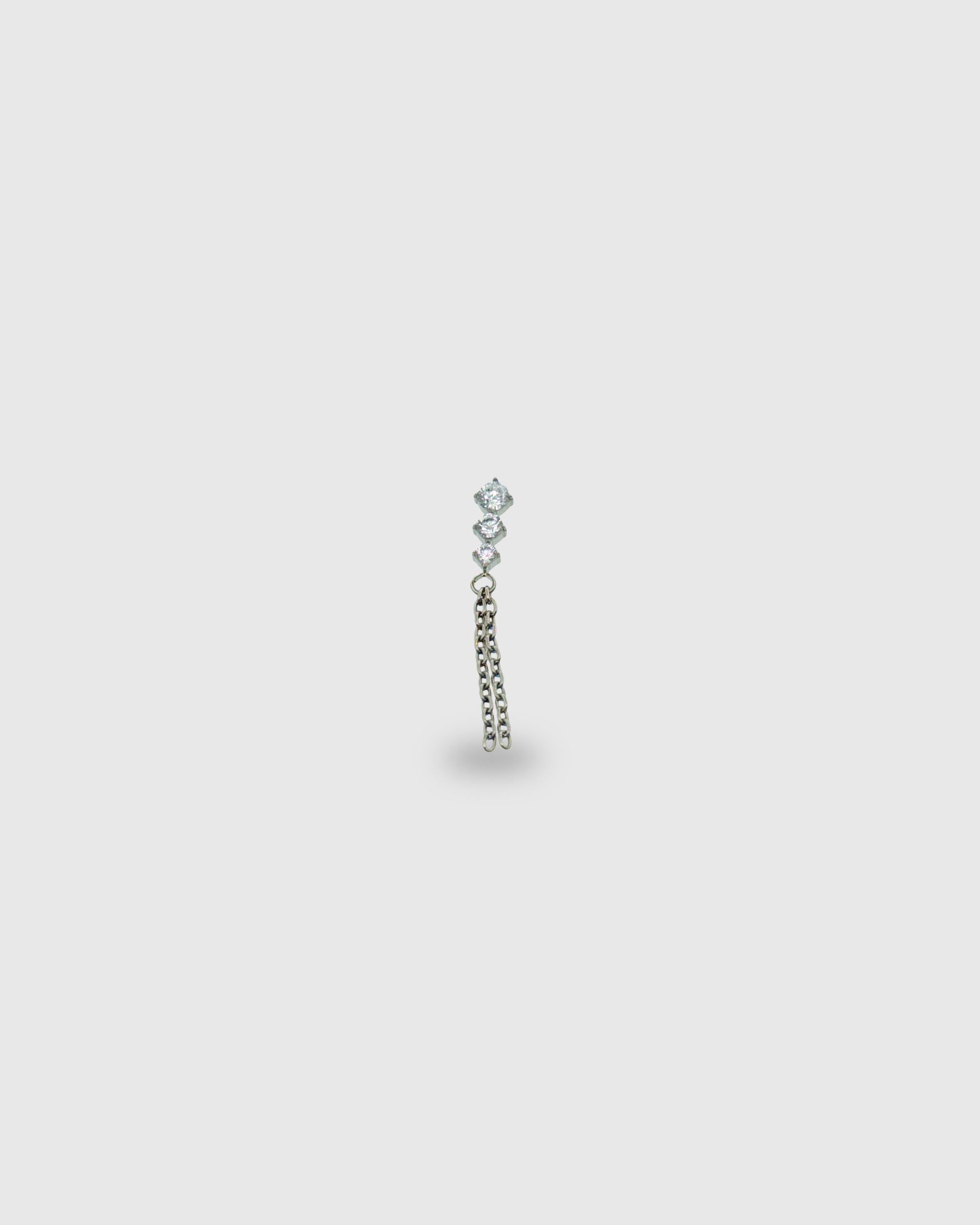 Piercing de circonitas con detalle de cadenas colgantes de titanio