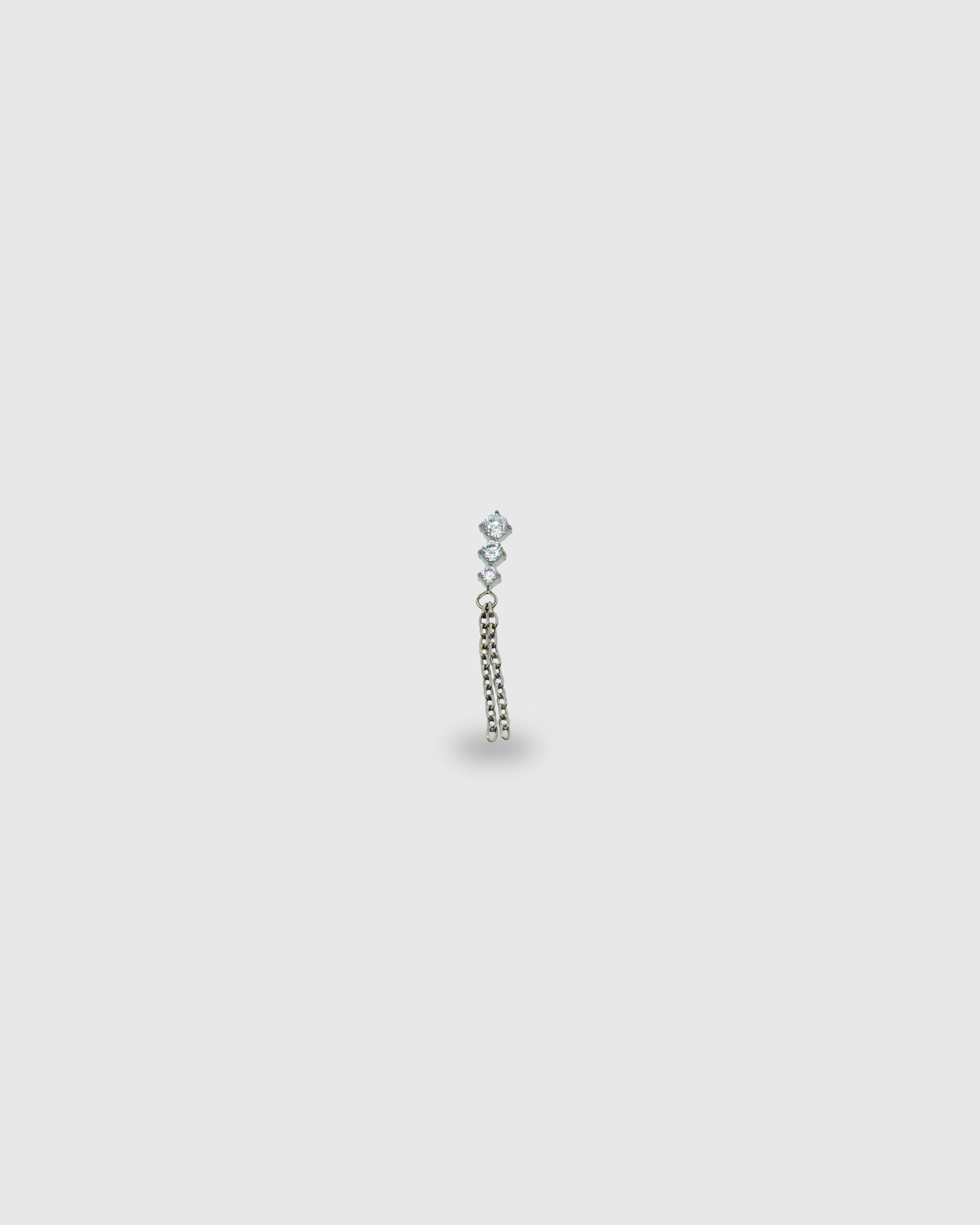 Pendiente circonitas con detalle de cadenas colgantes de titanio