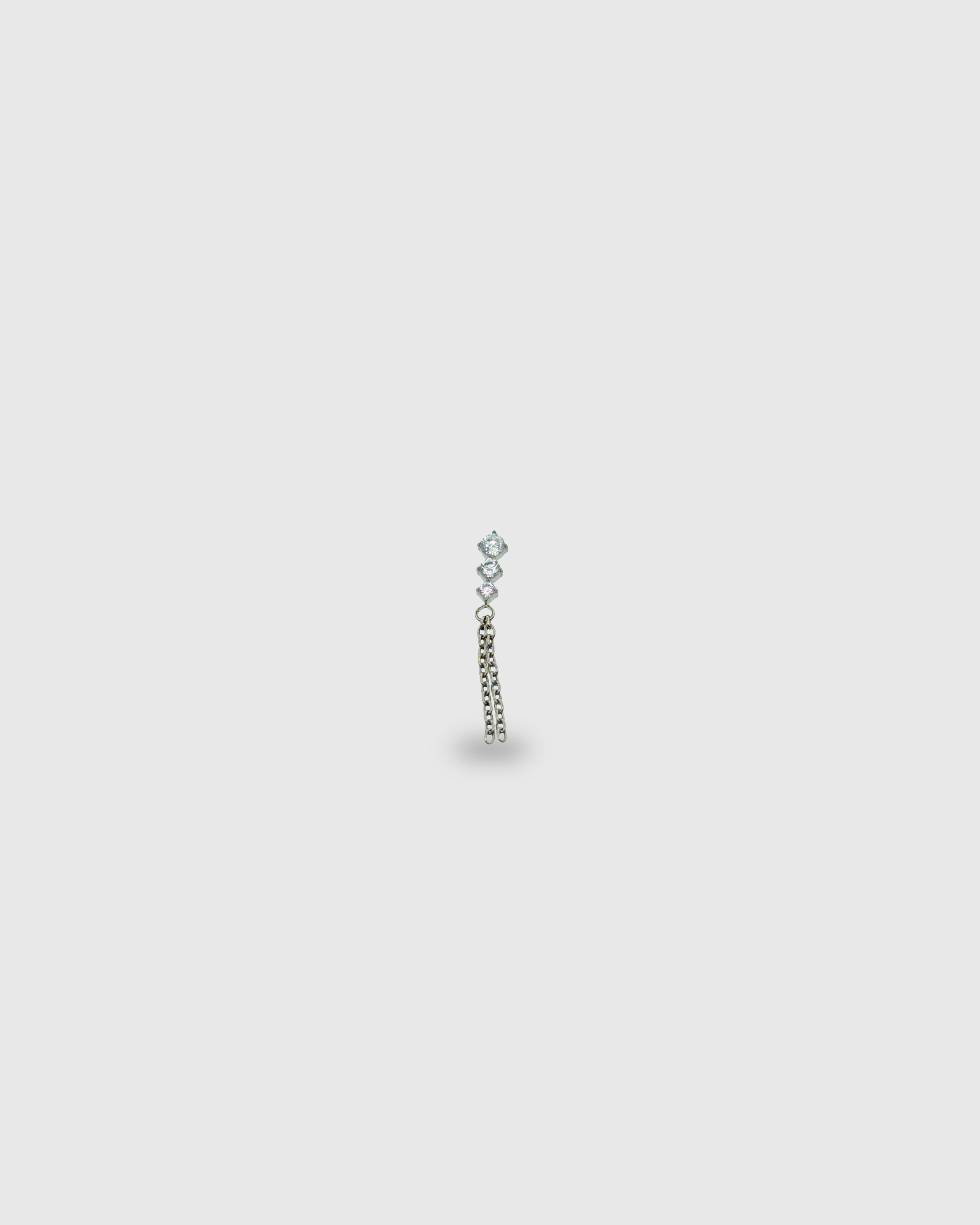 Piercing de circonitas con detalle de cadenas colgantes de titanio