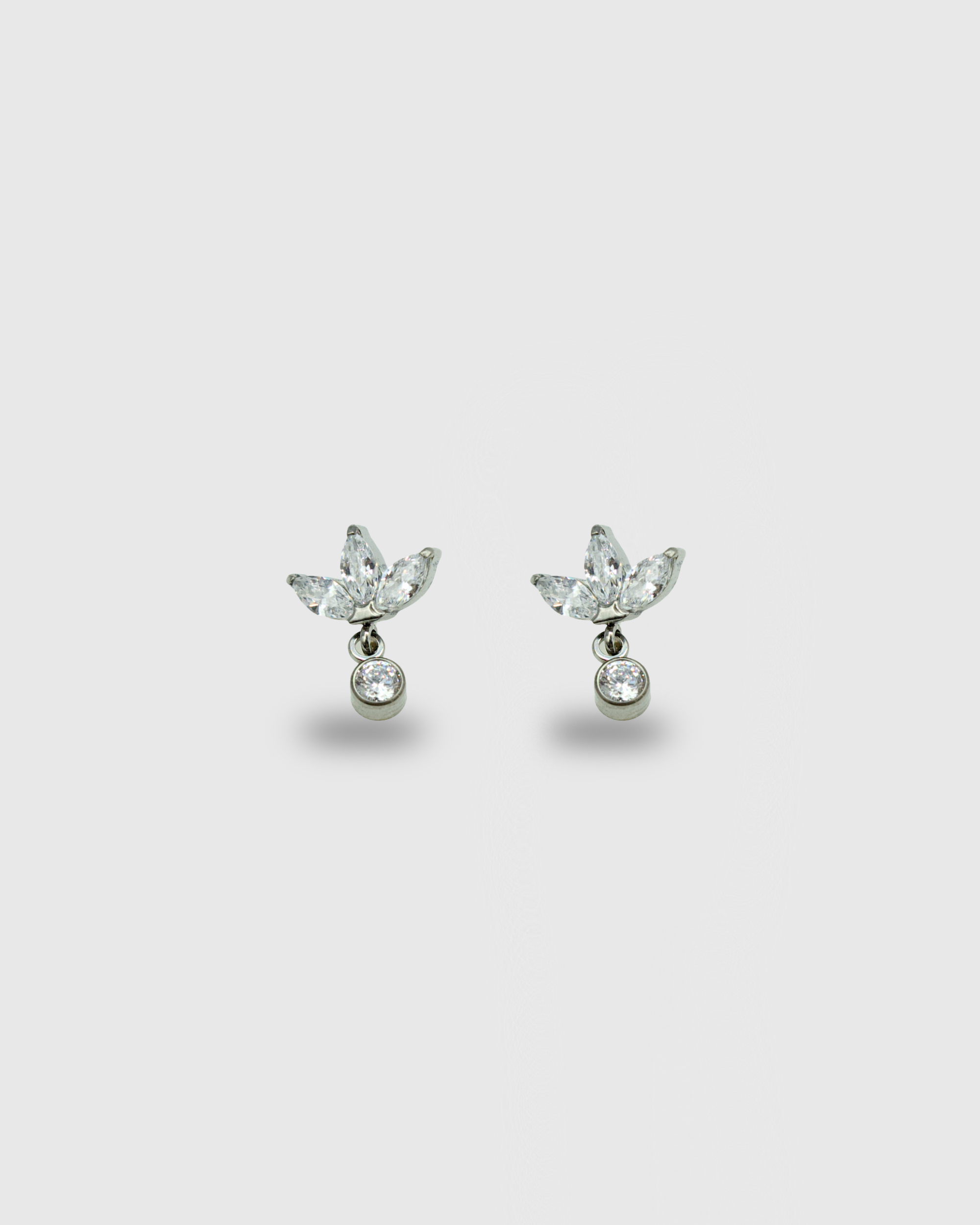 Piercing de titanio trio de circonitas marquise y colgante