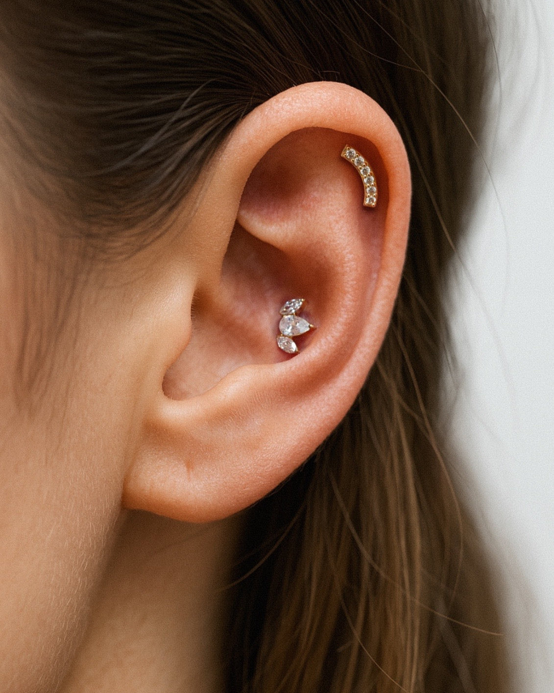 Piercing curvo de oro sólido de 14k con circonitas